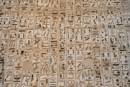 Tableau sur toile Close up details of the reliefs and hieroglyphs inside Medinat Habu, the ancient Egyptian Mortuary Temple of Ramesses III on the West Bank of The Nile, Luxor, Egypt