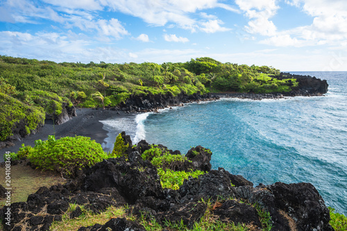 Foto Dramatic Black Sand Beach and Volcanic Lava Coastline with Turquoise Ocean Water