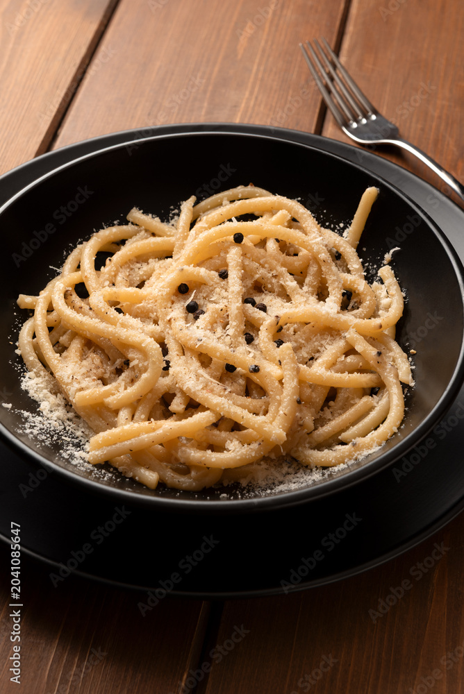 Obraz premium Pici Senesi con cacio e pepe, Pasta Italiana 