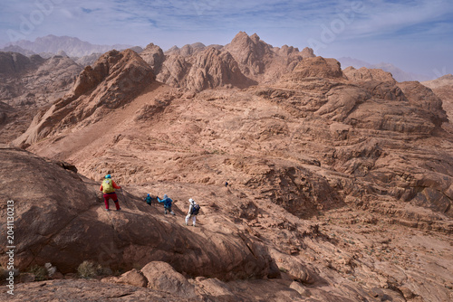 Valokuva Group of hikers descends from summit in national park Saint Catherine Protectorate in Sinai, accompanied by bedouin guide