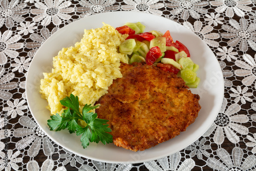 kotlet schabowy z ryżem, ogórkiem i pomidorem