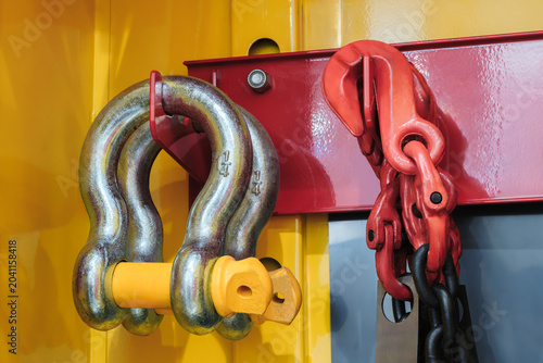 Foto Close-up of industrial metal hardware, including chain and shackle