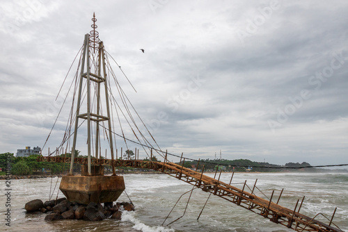 Konstfotografi Ponte crollato nei pressi del Parewi duwa temple a Matara, Sri Lanka