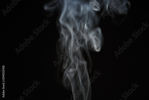 Foto White natural wave smoke abstract texture on black background with copy space