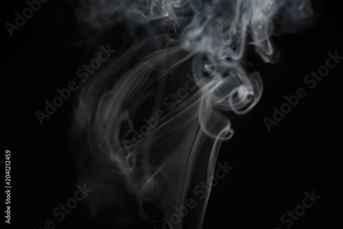 Foto White natural wave smoke abstract texture on black background with copy space