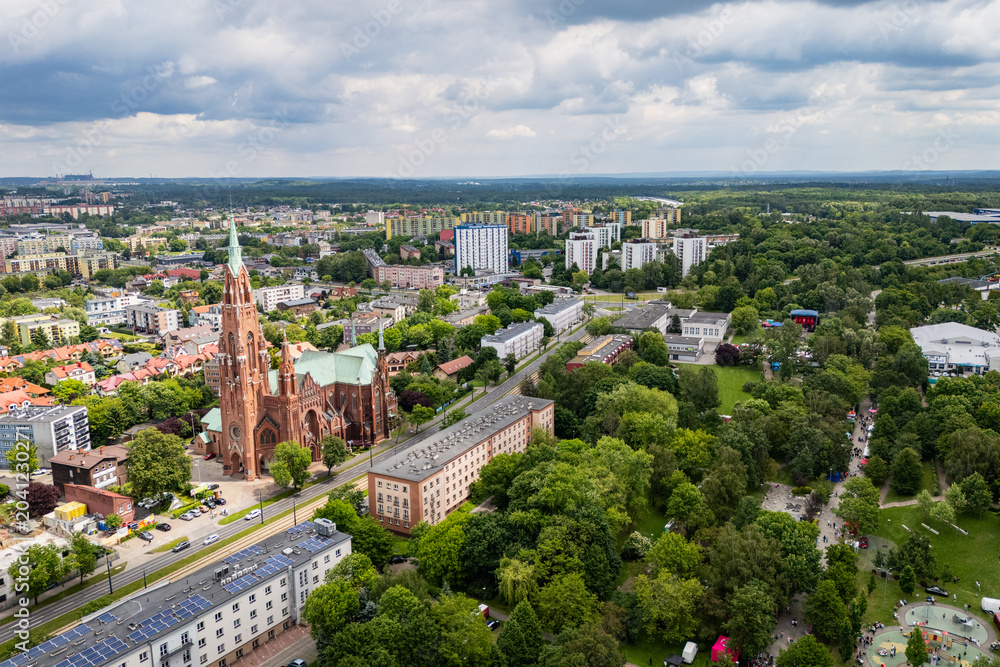 Fototapeta premium Dąbrowa Górnicza - Panorama Miasta - Ujęcie lotnicze - ciekawy krajobraz śląskiego miasta w zieleni