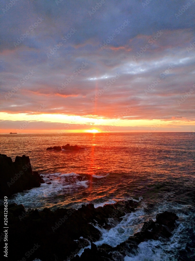 Obraz premium Beautiful sunset over the sea at Tojinbo cliffs in Fukui, Japan