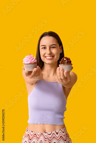 Young woman with sweet cupc...