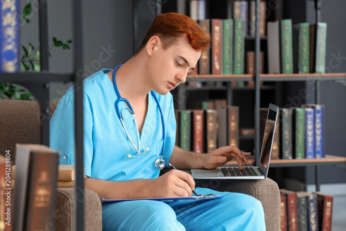Male medical student studyi...