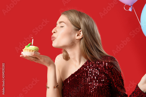 Young woman with birthday t...