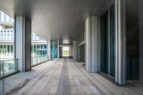 Cuadro en lienzo Sleek and Modern Architectural Hallway Emphasizing Light and Space