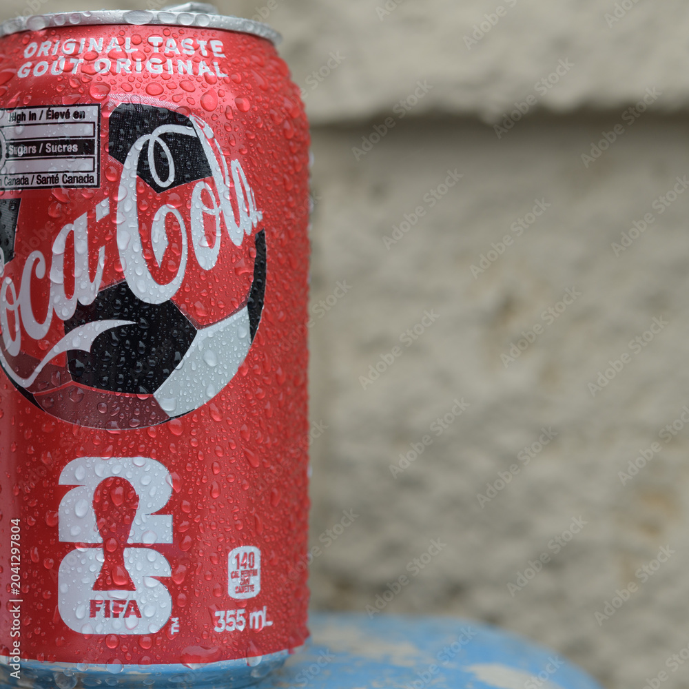 Naklejka premium close-up of a discarded aluminum can of 