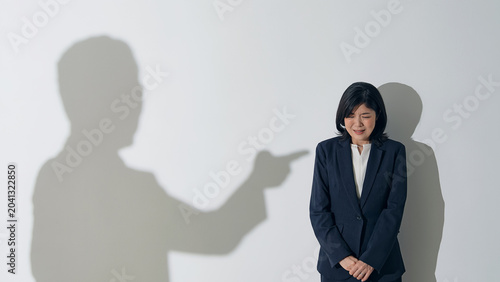 Canvastavla 男性のシルエットに叱責される女性ビジネスパーソン