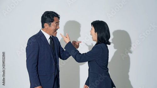 Photography 口論する男女ビジネスパーソンのグループ