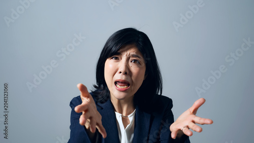 怒って訴える女性
