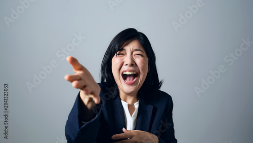 Quadro su tela 笑う、爆笑、女性、楽しい、嬉しい、大笑い、笑顔、お笑い、コメディ、喜ぶ、ハッピー、ビジネスウーマン、キャリアウーマン、スーツ、ミドル、中高年、主婦、コピースペー