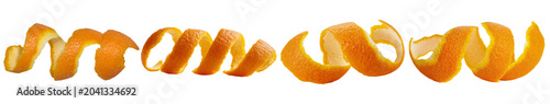 Foto A vivid close-up photograph of vibrant orange citrus peels, artfully curled and isolated on a transparent background