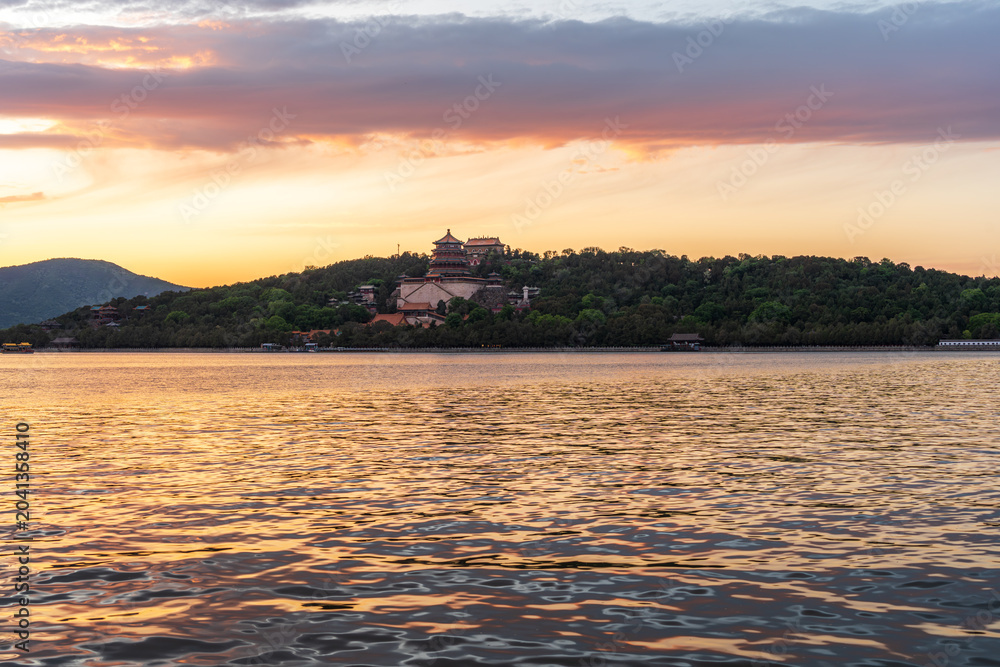 Obraz premium Sunset scenery at Dianchi Lake in Kunming, China