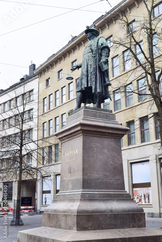 Historical Figure Statue in Urban Setting