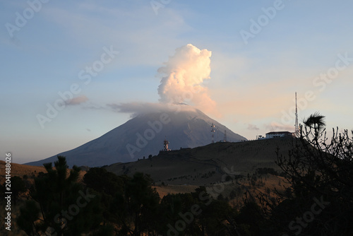 Quadro su tela Paisaje con volcán con fumarola