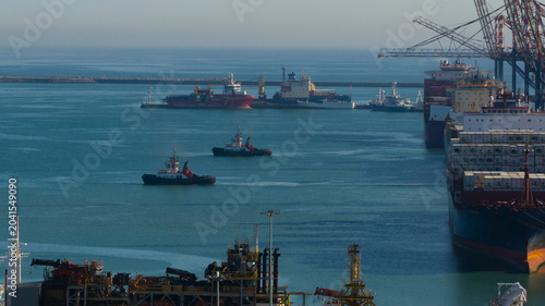 Cuadro en lienzo Tug boats moving a vessel from quayside in the Port of Cape Town, South Africa