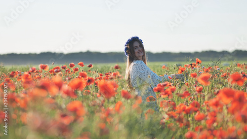 Foto Woman wearing floral crown, strolling amid blooming poppy field, basking in gold