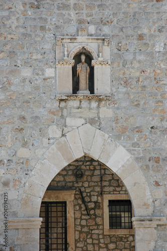 Картината върху платно A low angle shot of the historic stone Fishmarket Gate in the Old Town of Dubrovnik featuring a statue of Saint Blaise