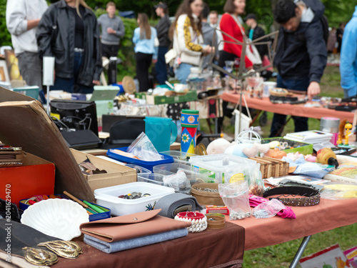 Bares für Rares - Flohmarkt Stand mit Trödel - Stöbern, Kaufen und Verkaufen
