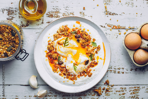 Billede på lærred oeufs pochés à la turque cilbir yaourt beurre fondu au piment et granola crousti