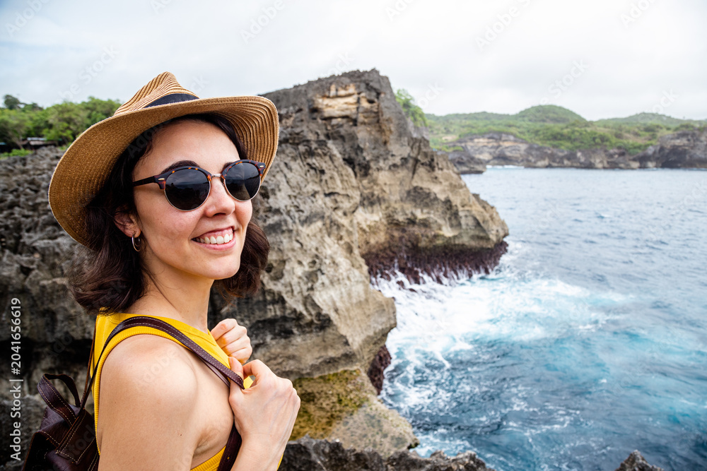 Naklejka premium Woman traveling nusa penida enjoying coastal ocean view