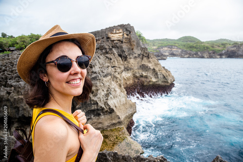 Woman traveling nusa penida enjoying coastal ocean view