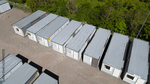 Foto Modular construction containers and portable buildings lined up on a gravel stor