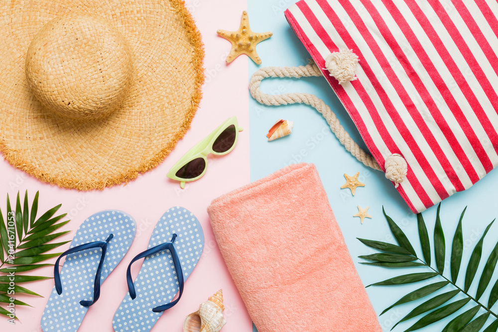 Obraz premium Composition with stylish beach accessories on colored background, top view. Beach fashion flat lay, summer concept. Trendy colors