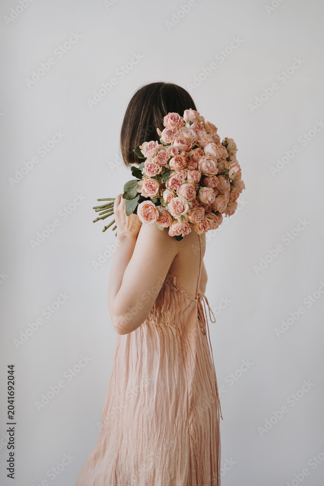 Foto Woman Holding Bouquet of Peach Roses