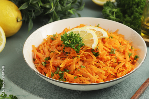 Foto Salad Carrotes rapees - traditional French dish made of carrots
