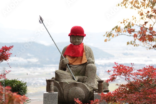 Tableau sur toile 自然に囲まれた和やかな表情の地蔵様