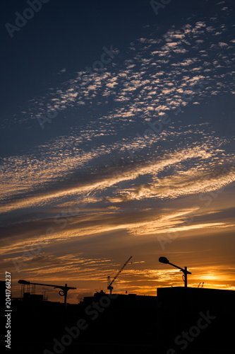 夕方の雲とシルエット