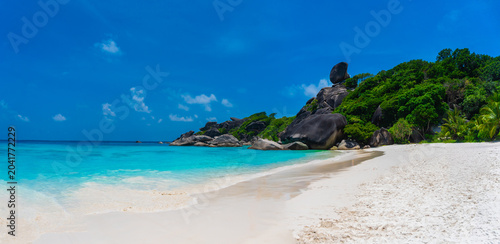 Foto Panorama view of Donald Duck Bay with blue sky and clouds, blue sea and white sand beach on Similan island, No