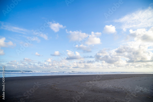 Tableau sur toile Serene Tropical Beach Under Expansive Blue Sky