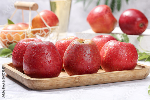 Quadro su tela Fresh Red Apples with Water Droplets on Wooden Board - Healthy Kitchen Scene