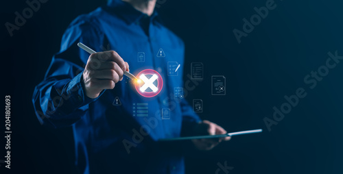 Foto Businessman using stylus on tablet to mark rejection with glowing cross icon on digital interface, representing workflow failure, validation error, and compliance issues in a business environment