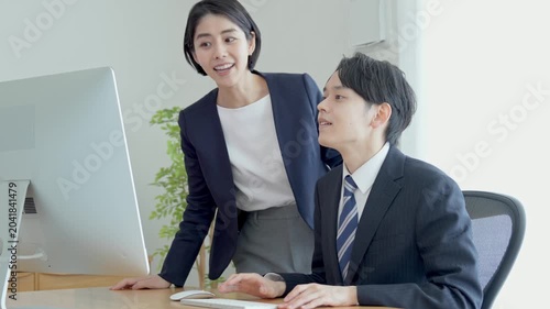 パソコンを見る上司と部下