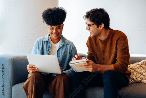 Fotografía Sharing ideas: Teammates compare notes with enthusiasm