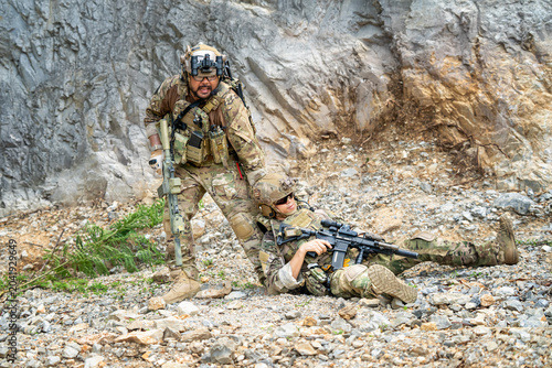 Foto Military rescue operation rocky terrain action scene isolated environment ground