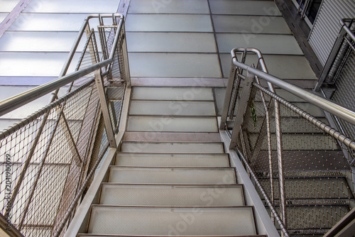 Foto Modern Glass and Steel Staircase in Contemporary Architectural Interior