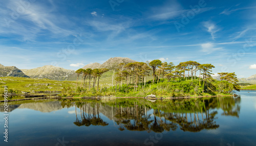Foto Twelve Pines Island reflected in Derryclare Lough, Connemara, County Galway