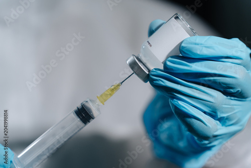 Foto Macro Syringe Needle in Inverted Vaccine Vial – Hantavirus Antiviral Drug Draw