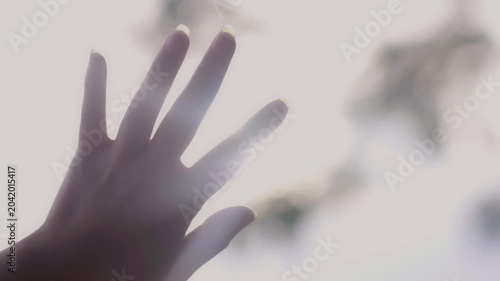  The woman looked at the sun through her hands.