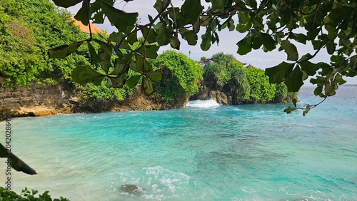 Εκτύπωση καμβά Scenic tropical cove with turquoise water framed by green leaves in Bali