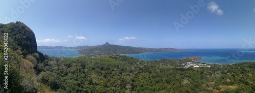 Vue aérienne de Mayotte et du mont choungui entouré de forêt tropicale dense